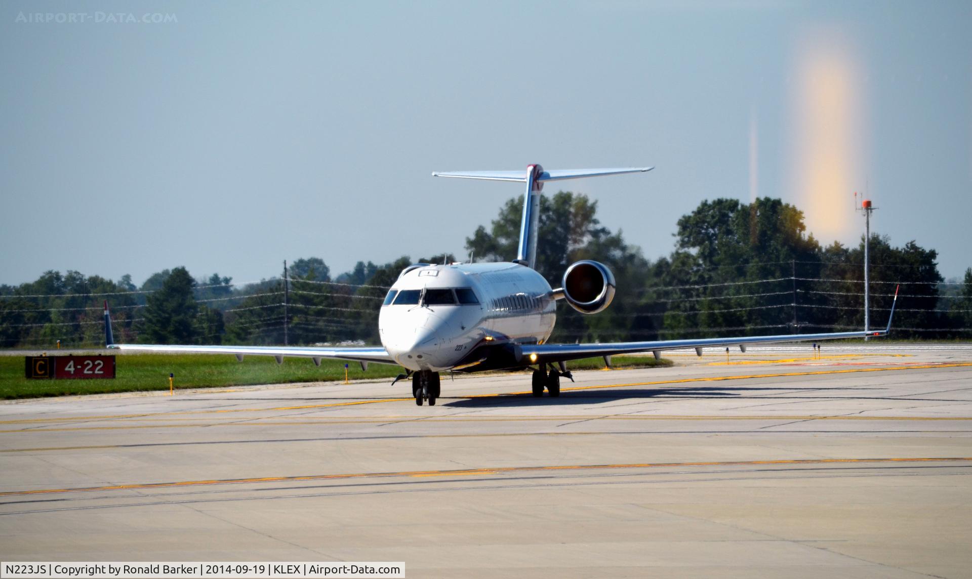 N223JS, 2004 Bombardier CRJ-200ER (CL-600-2B19) C/N 7892, Taxi Lexington