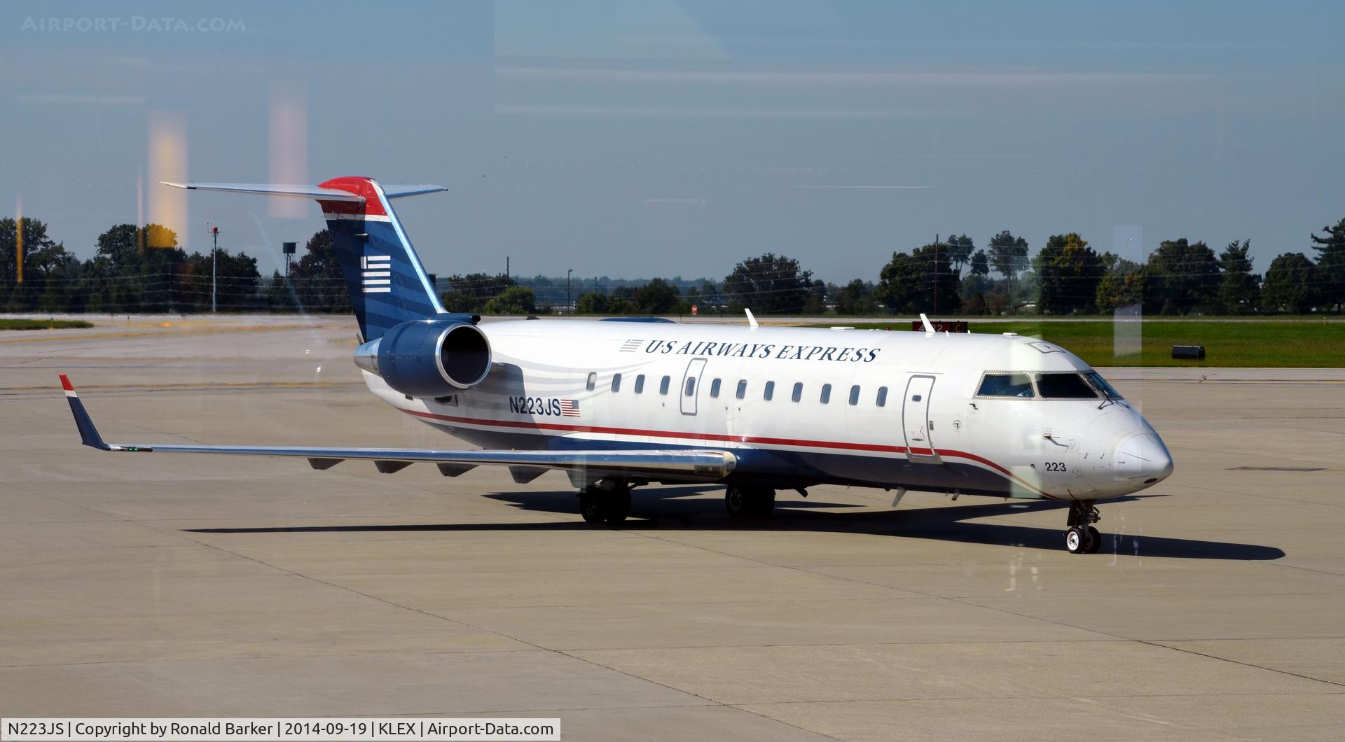 N223JS, 2004 Bombardier CRJ-200ER (CL-600-2B19) C/N 7892, Taxi Lexington