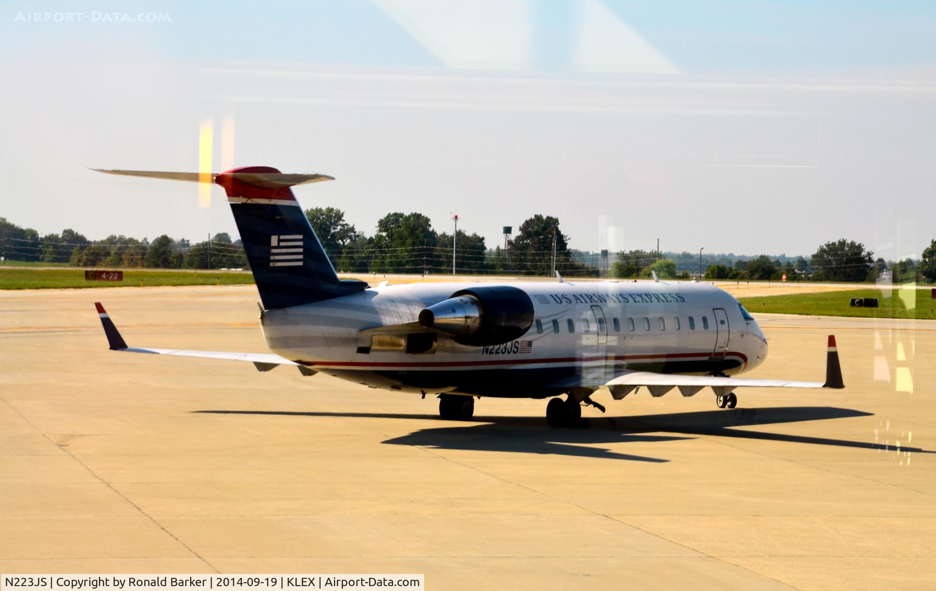 N223JS, 2004 Bombardier CRJ-200ER (CL-600-2B19) C/N 7892, Taxi for takeoff Lexington