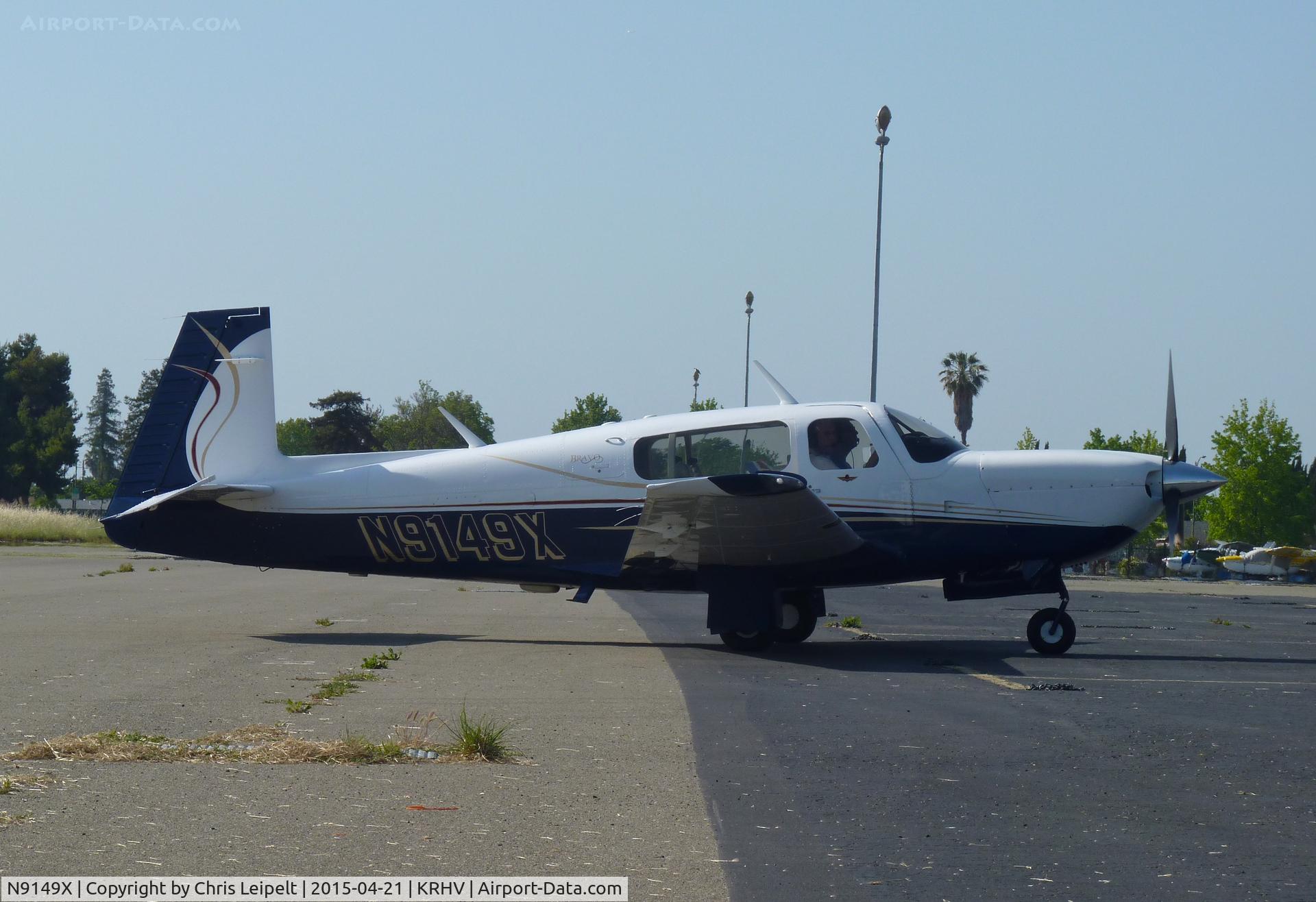 N9149X, 1991 Mooney M20M Bravo C/N 27-0111, A transient Mooney M20M (PETERSBURG, AK) taxing to transient parking at Reid Hillview Airport, CA.