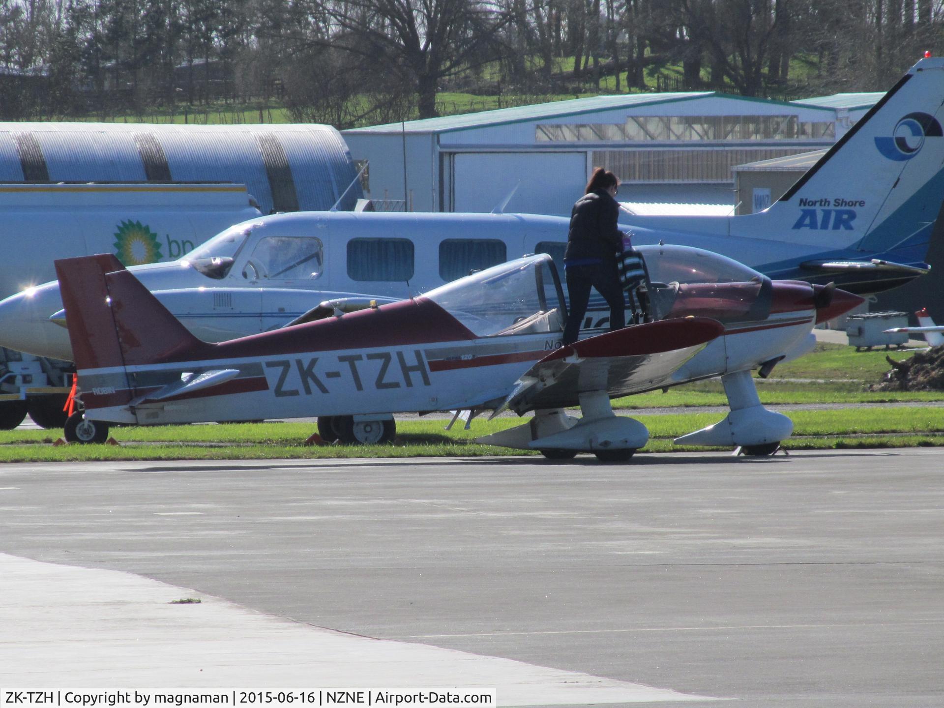 ZK-TZH, Robin R-2120U C/N 356, About to go for lesson