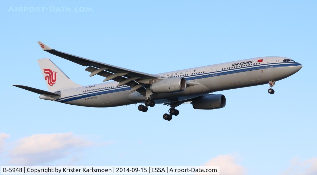 B-5948, 2014 Airbus A330-343 C/N 1541, Arriving.