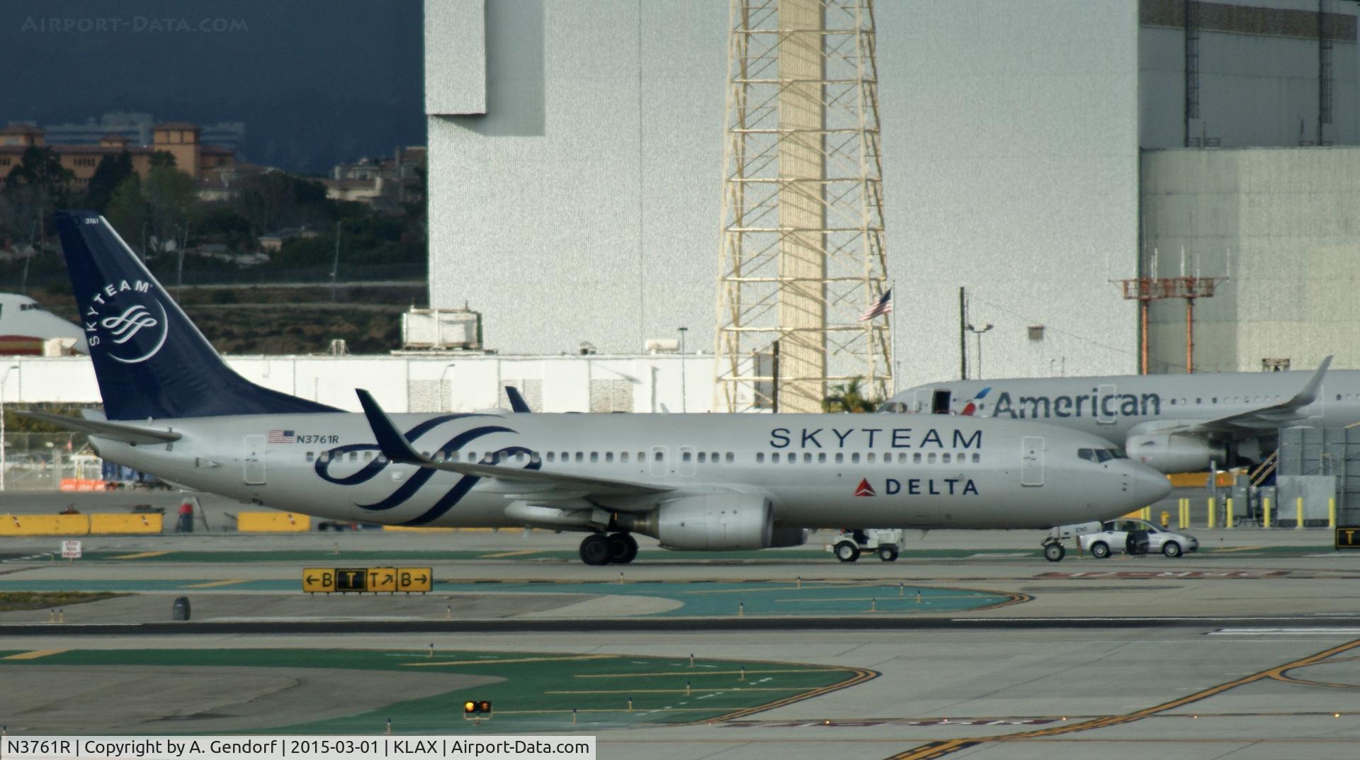 N3761R, 2001 Boeing 737-832 C/N 29628, Delta (Skyteam cs.), seen here taxiing at Los Angeles Int'l(KLAX)