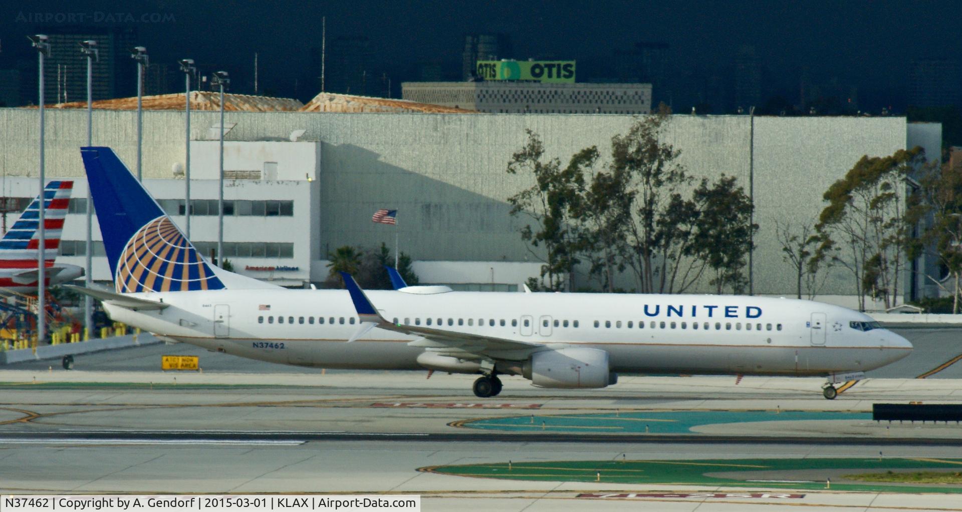 N37462, 2012 Boeing 737-924/ER C/N 37207, United, seen here taxiing to the gate at Los Angeles Int'l(KLAX)