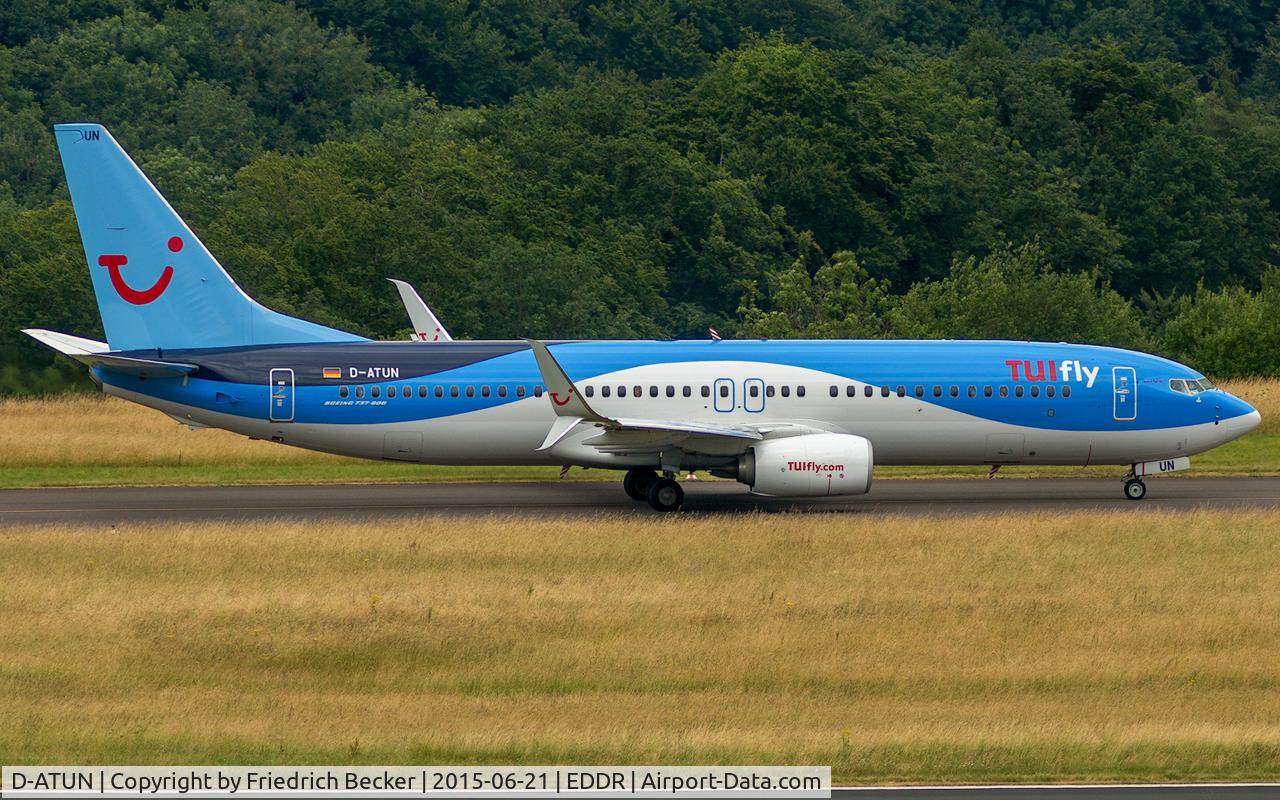 D-ATUN, 2015 Boeing 737-8K5 C/N 41660, taxying to the gate