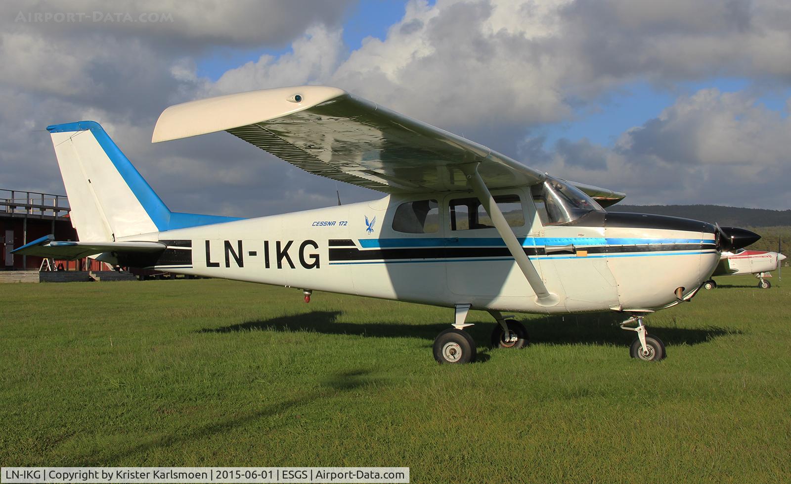 LN-IKG, 1962 Cessna 172C C/N 17249042, Parked.