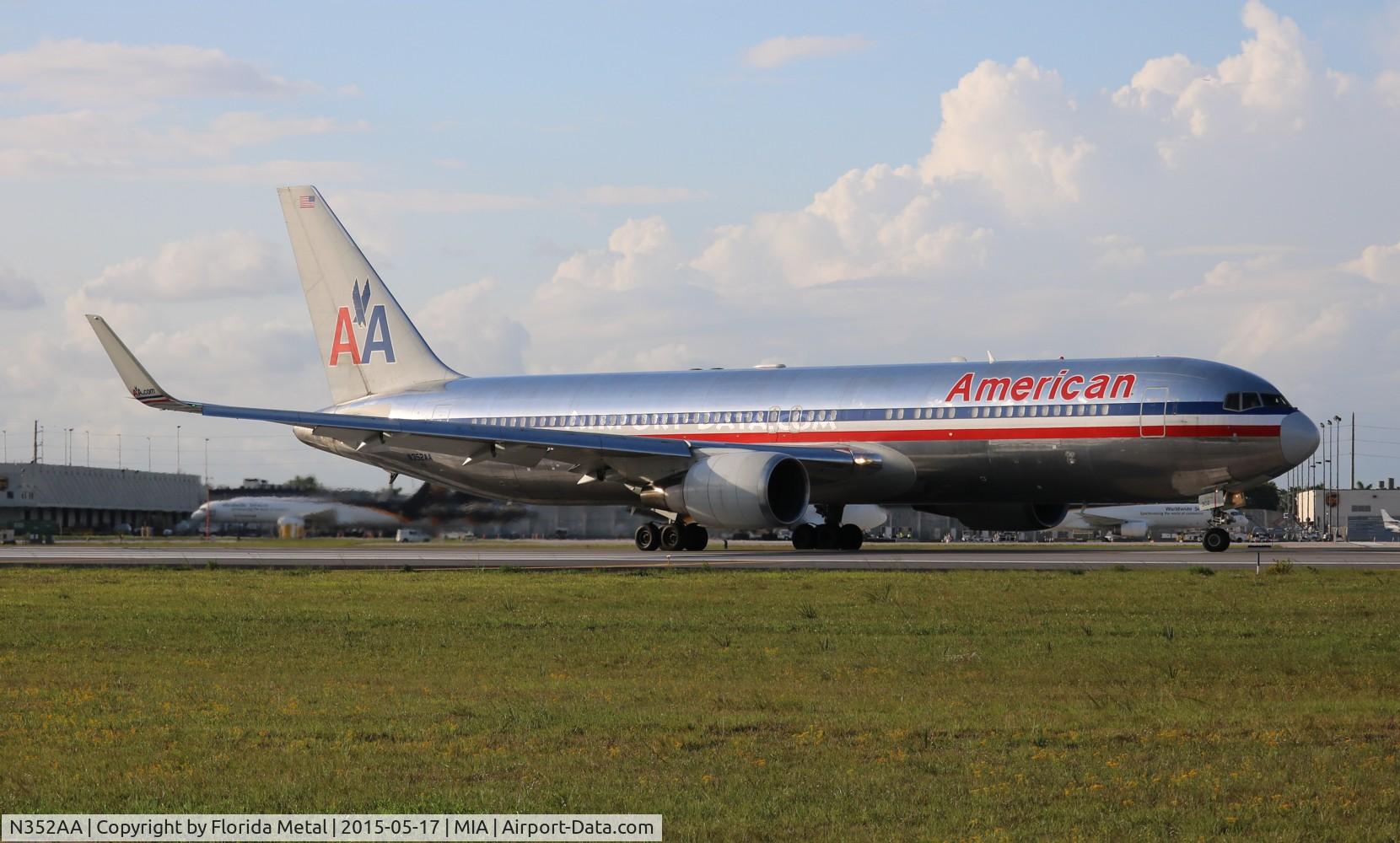 N352AA, 1988 Boeing 767-323ER C/N 24033, American