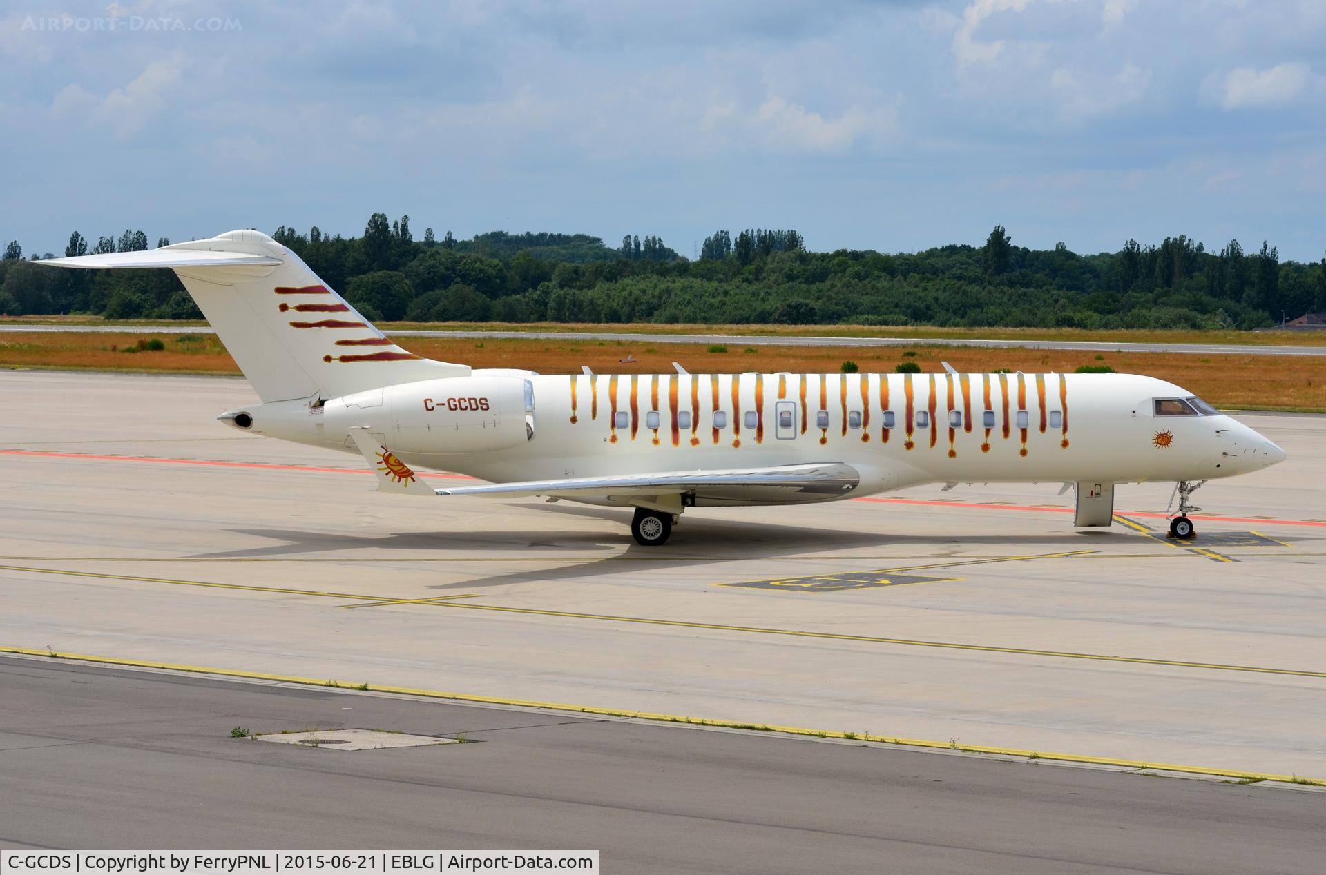 C-GCDS, 2003 Bombardier BD-700-1A10 Global Express C/N 9137, Execaire Global Express waiting for its pax in LGG