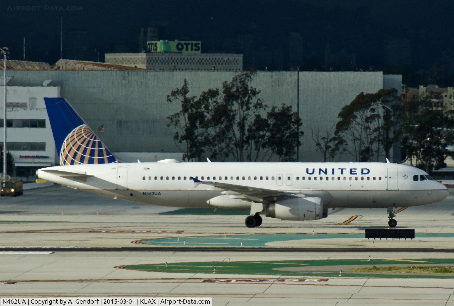 N462UA, 2000 Airbus A320-232 C/N 1272, United, is here taxiing to the gate at Los Angeles Int'l(KLAX)