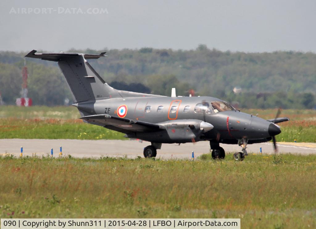 090, Embraer EMB-121AA Xingu C/N 121090, Lining up rwy 32L for departure