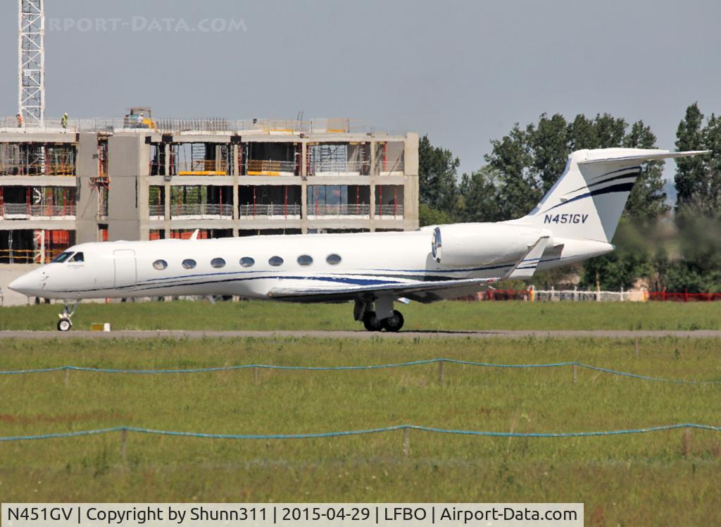 N451GV, 2013 Gulfstream Aerospace GV-SP (G550) C/N 5451, Ready for departure from rwy 32R