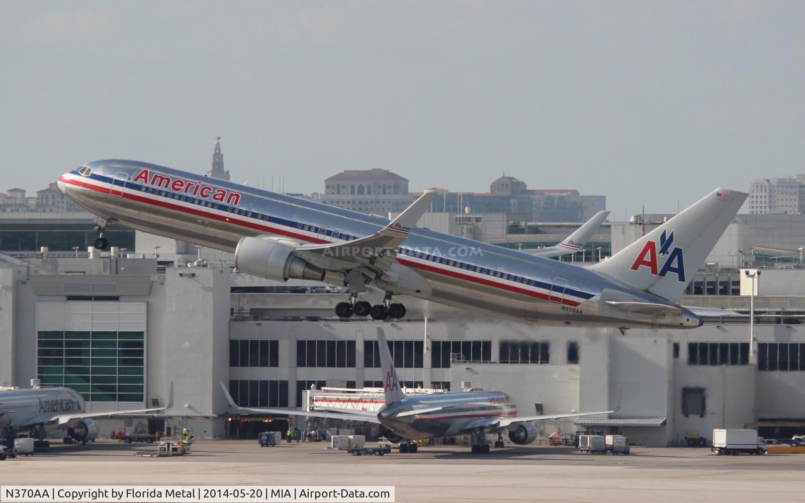 N370AA, 1992 Boeing 767-323 C/N 25197, American