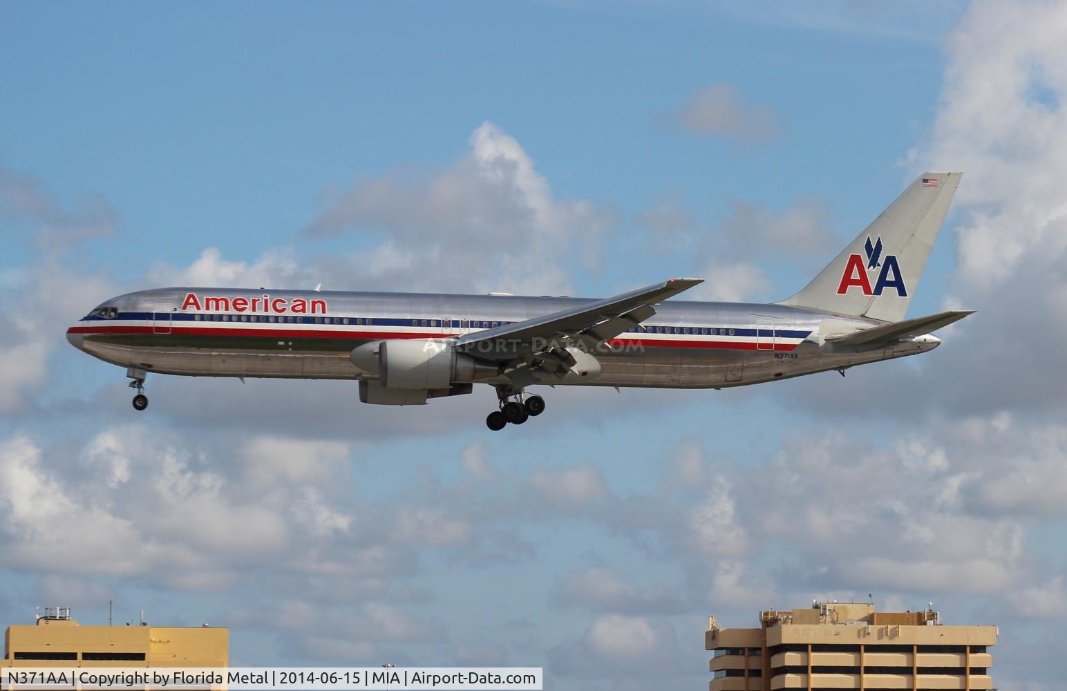 N371AA, 1992 Boeing 767-323 C/N 25198, American