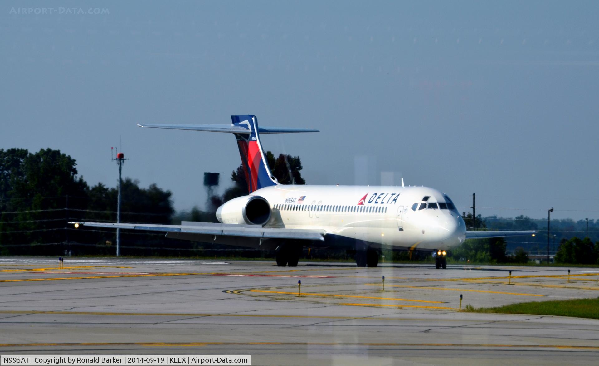 N995AT, 2002 Boeing 717-200 C/N 55139, Taxi Lexington