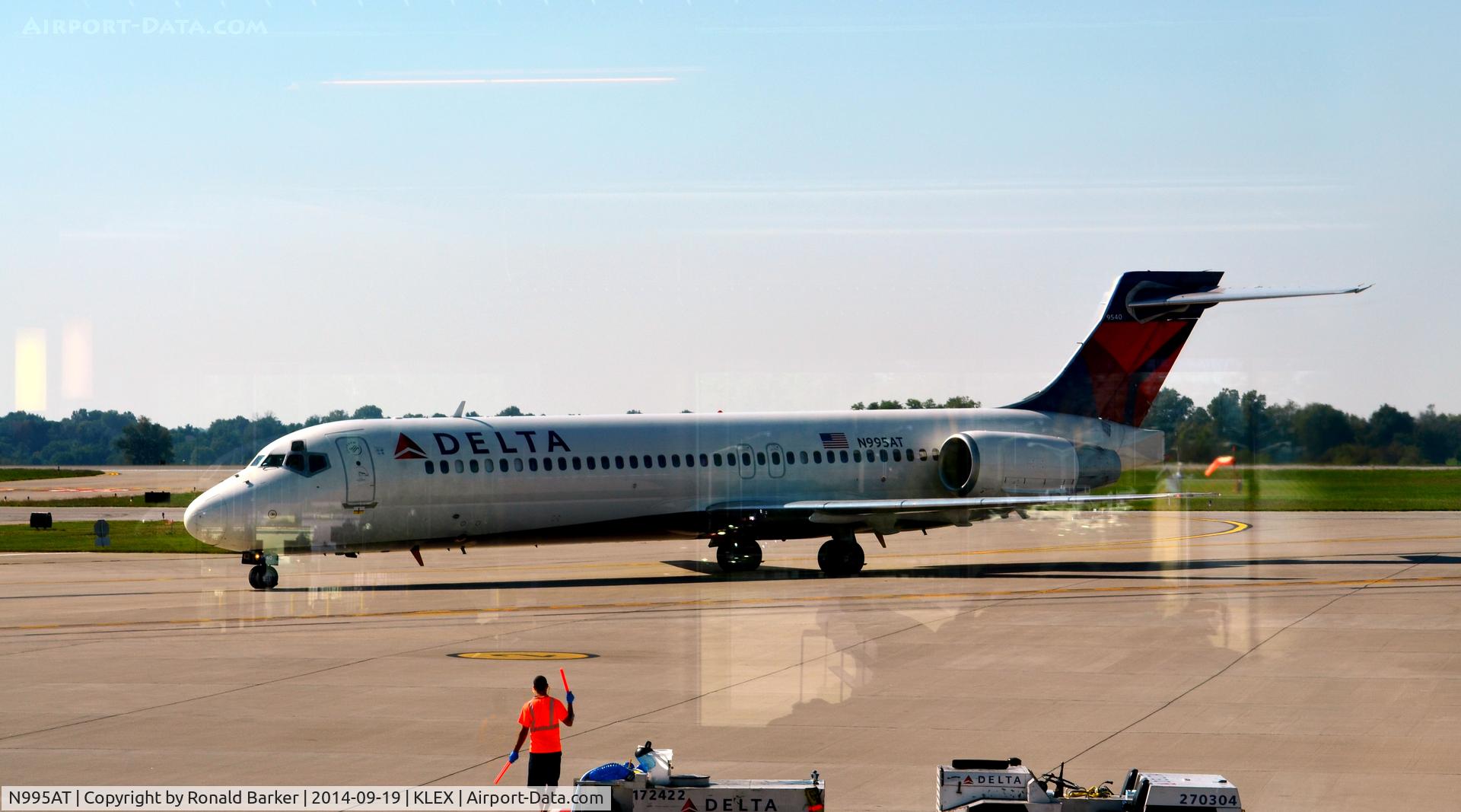N995AT, 2002 Boeing 717-200 C/N 55139, Taxi Lexington