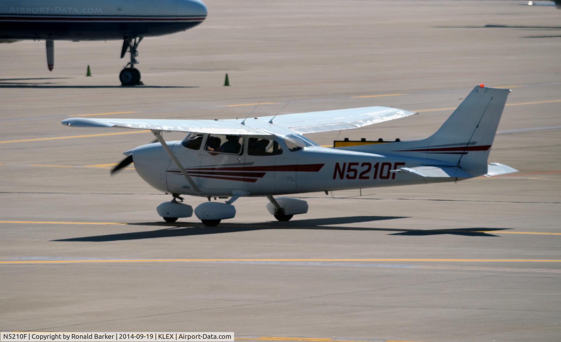 N5210F, Cessna 172F C/N 17253216, Taxi Lexington