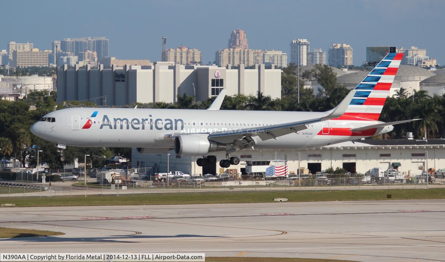 N390AA, 1995 Boeing 767-323 C/N 27450, American picking up the Miami Dolphins