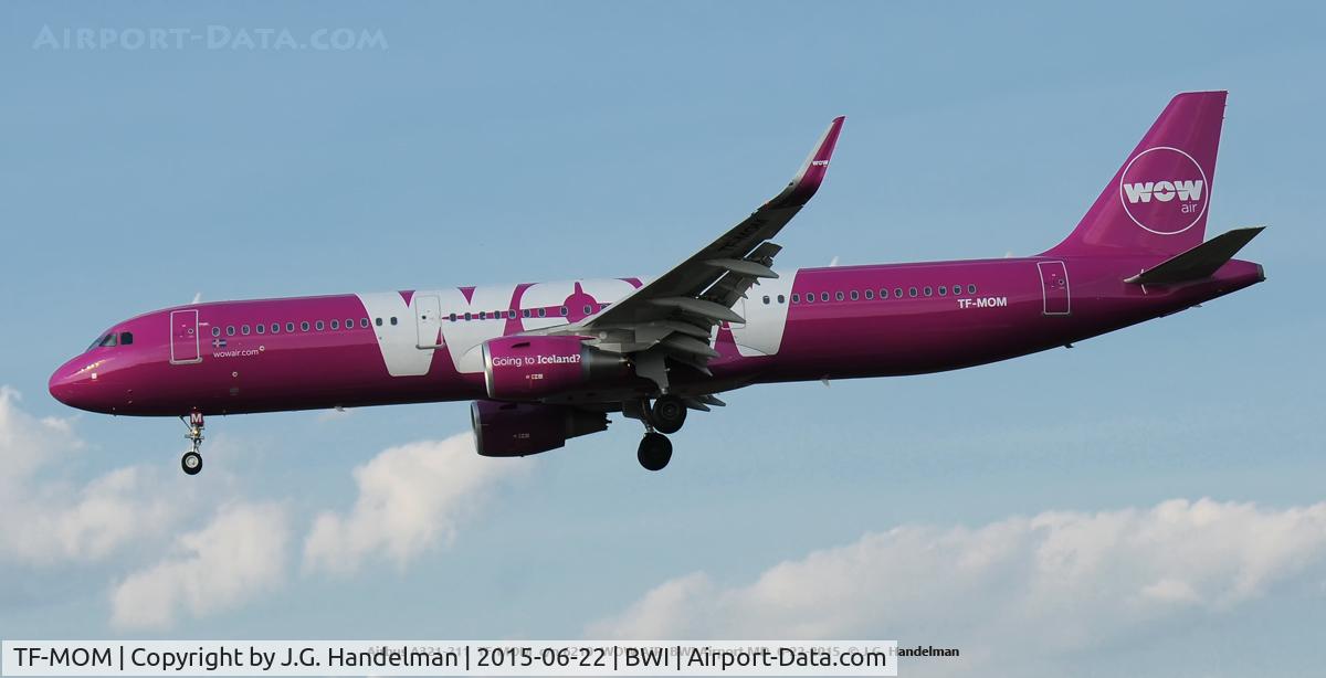 TF-MOM, 2014 Airbus A321-211 C/N 6210, Near touch down on 33L.