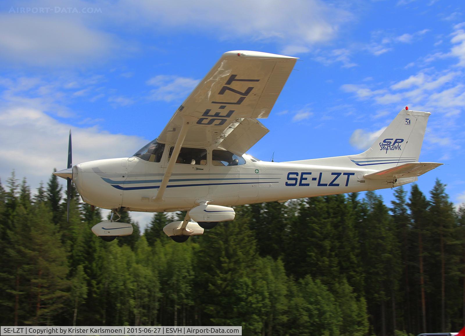 SE-LZT, 2003 Cessna 172S SP C/N 172S9298, Arrives at the fly-in.