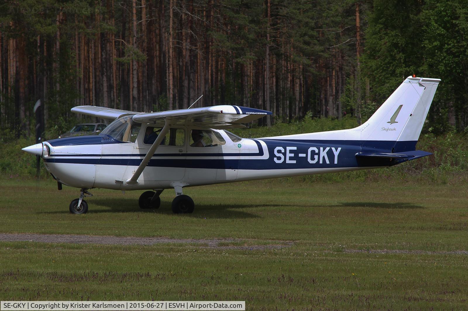 SE-GKY, 1974 Cessna F172M Skyhawk C/N F17201215, Leaving the fly in.