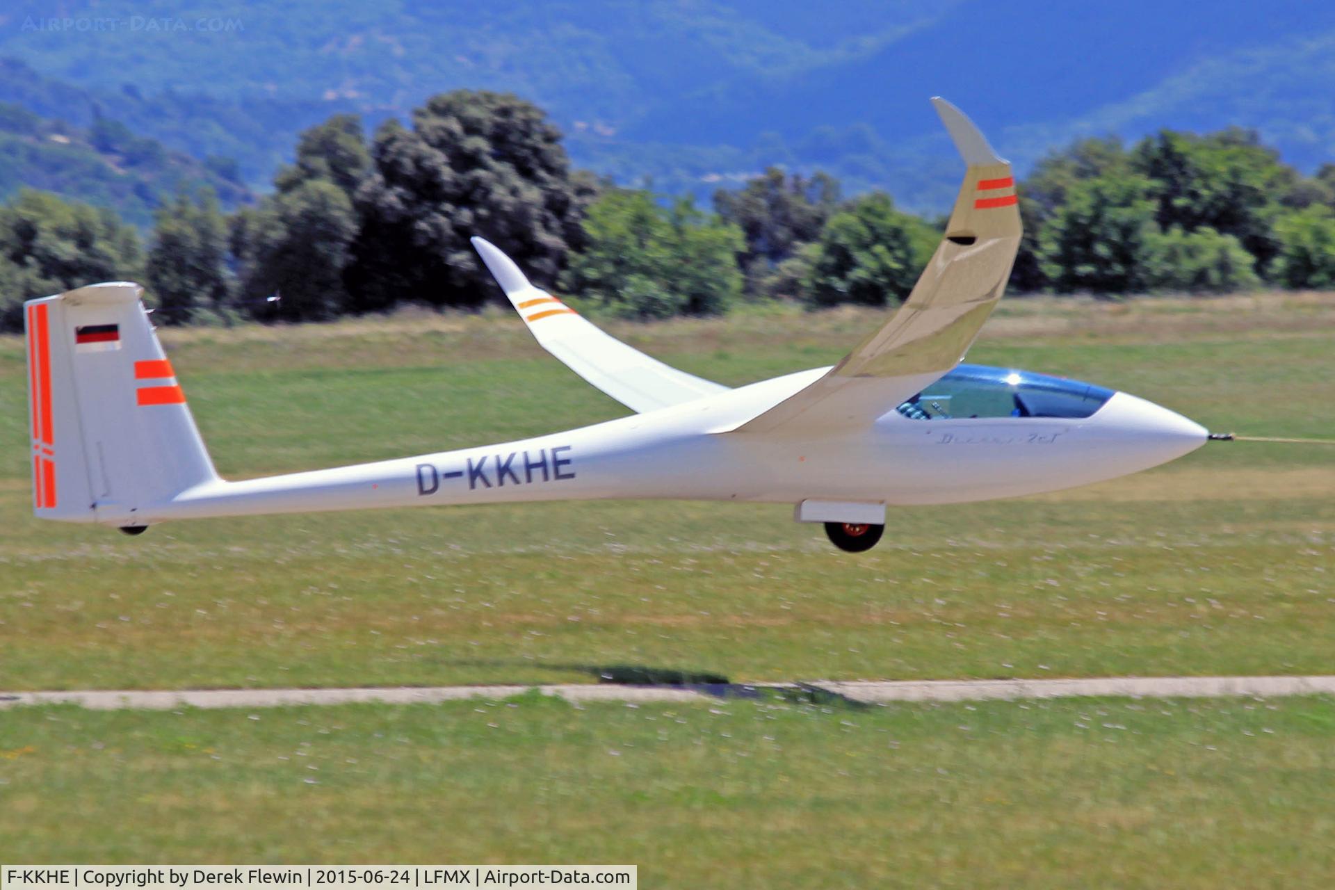 F-KKHE, Schempp-Hirth Discus 2cT C/N 102/?, Discus 2cT, seen departing on aerotow.