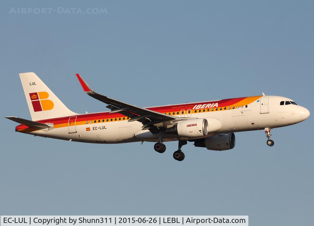 EC-LUL, 2013 Airbus A320-216 C/N 5486, Landing rwy 25R still in old c/s but with blended sharklets