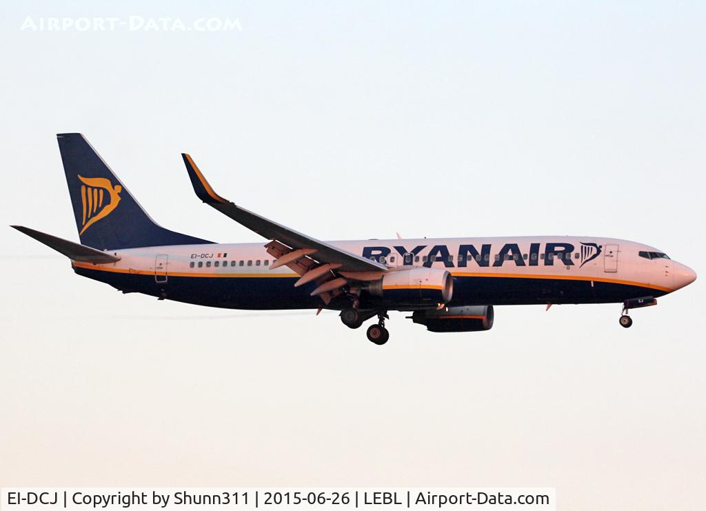 EI-DCJ, 2004 Boeing 737-8AS C/N 33564, Landing rwy 25R