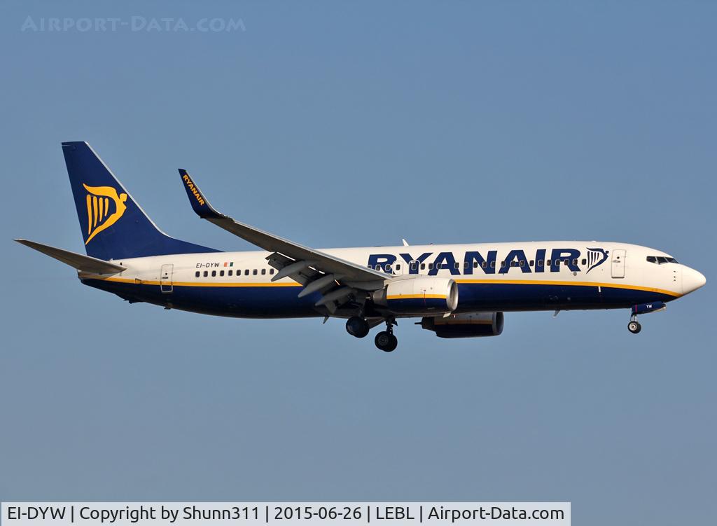 EI-DYW, 2008 Boeing 737-8AS C/N 33635, Landing rwy 25R