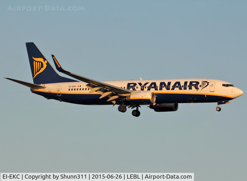 EI-EKC, 2009 Boeing 737-8AS C/N 38495, Landing rwy 25R
