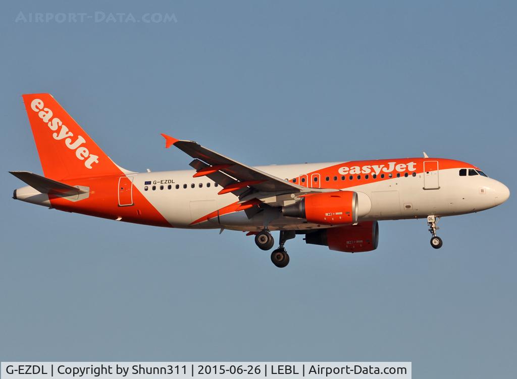 G-EZDL, 2008 Airbus A319-111 C/N 3569, Landing rwy 25R in new c/s