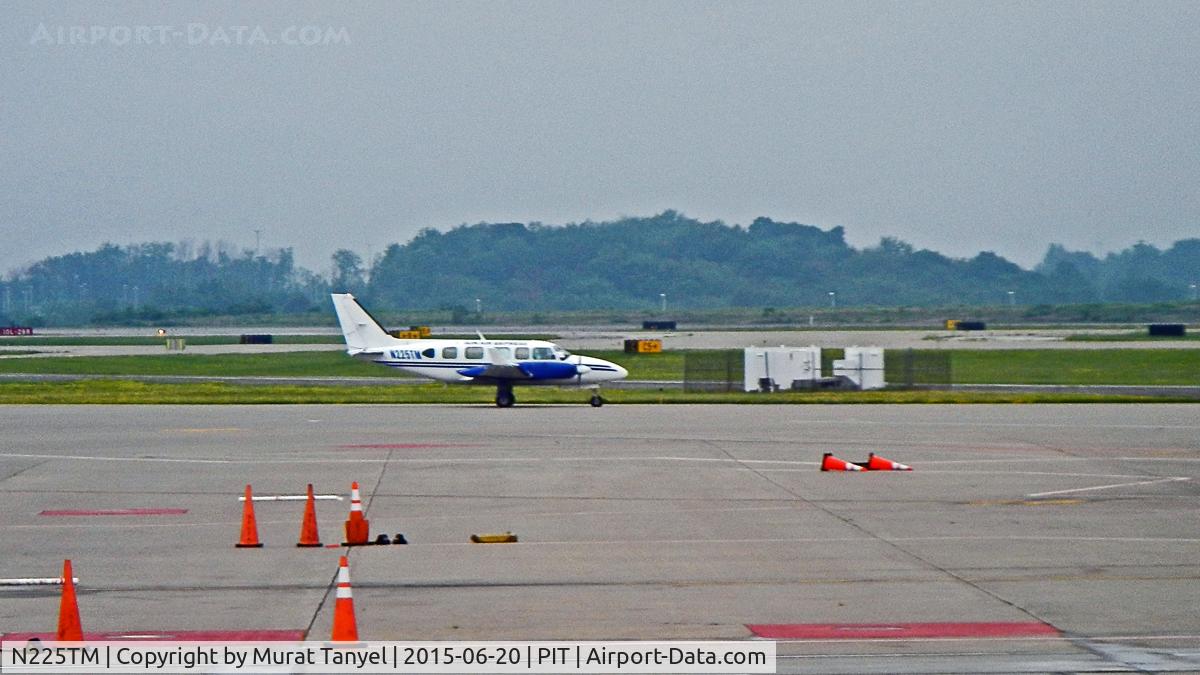 N225TM, 1981 Piper PA-31-350 Chieftain C/N 318152165, Taxiing at PIT.