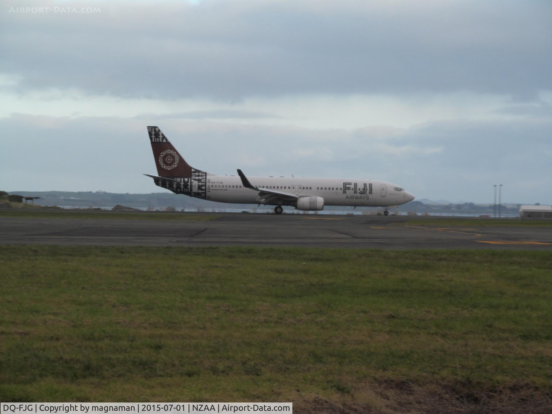 DQ-FJG, 1999 Boeing 737-8X2 C/N 29968, landing at dusk
