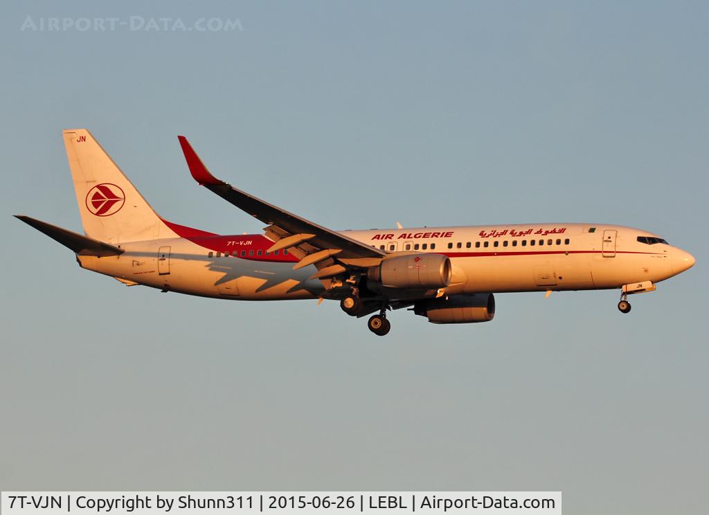 7T-VJN, 2001 Boeing 737-8D6 C/N 30206, Landing rwy 25R