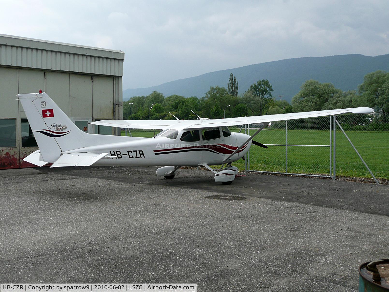 HB-CZR, 2000 Cessna 172S C/N 172S-8499, Waiting for maintenance. HB-registered from 2010-03-04 until 2016-05-13