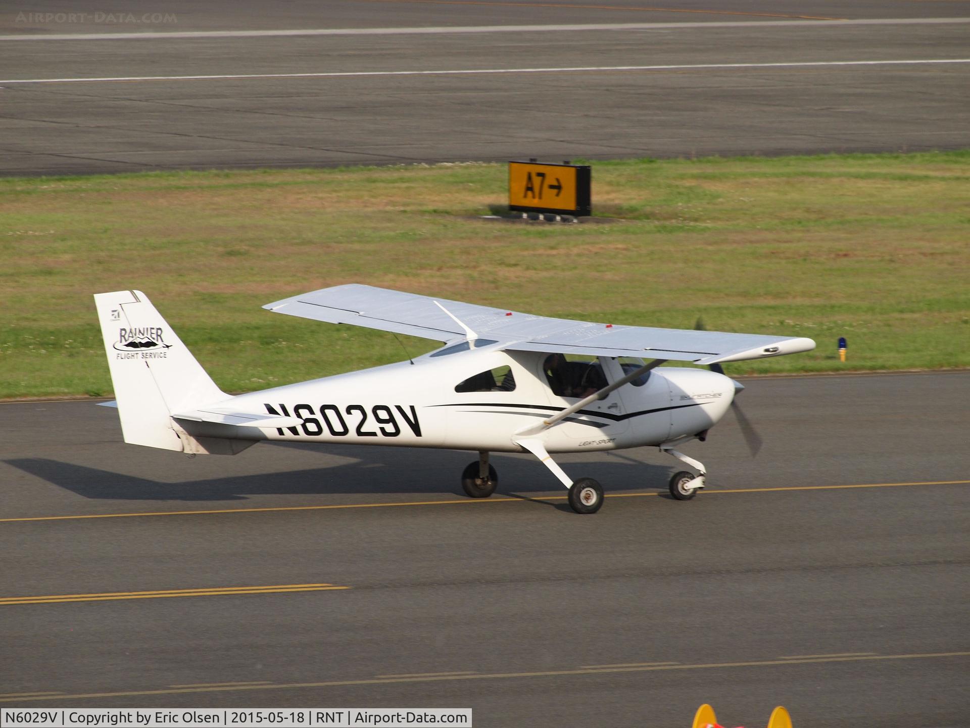 N6029V, Cessna 162 Skycatcher C/N 16200151, Cessna 162 Skycatcher taxing at RNT.