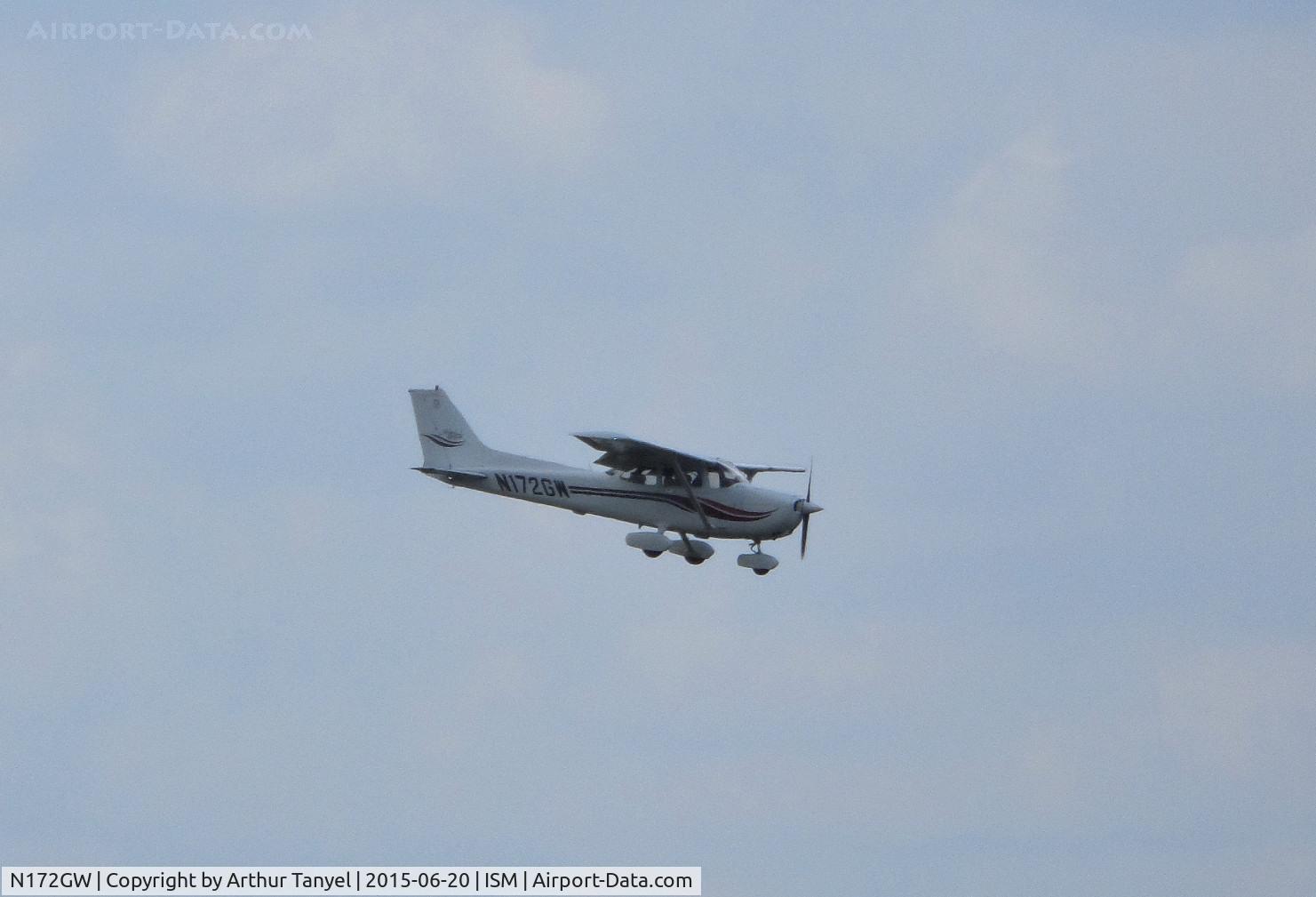 N172GW, 1999 Cessna 172S C/N 172S8289, Landing @ ISM