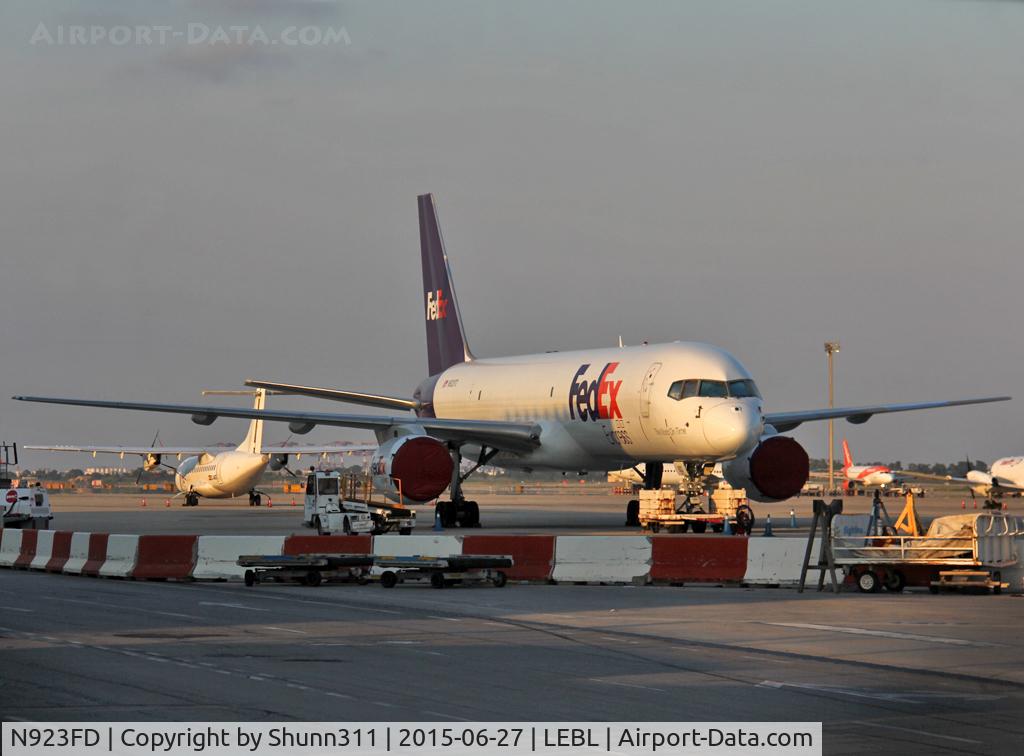 N923FD, 1992 Boeing 757-204 C/N 26266, PArked at the Cargo apron