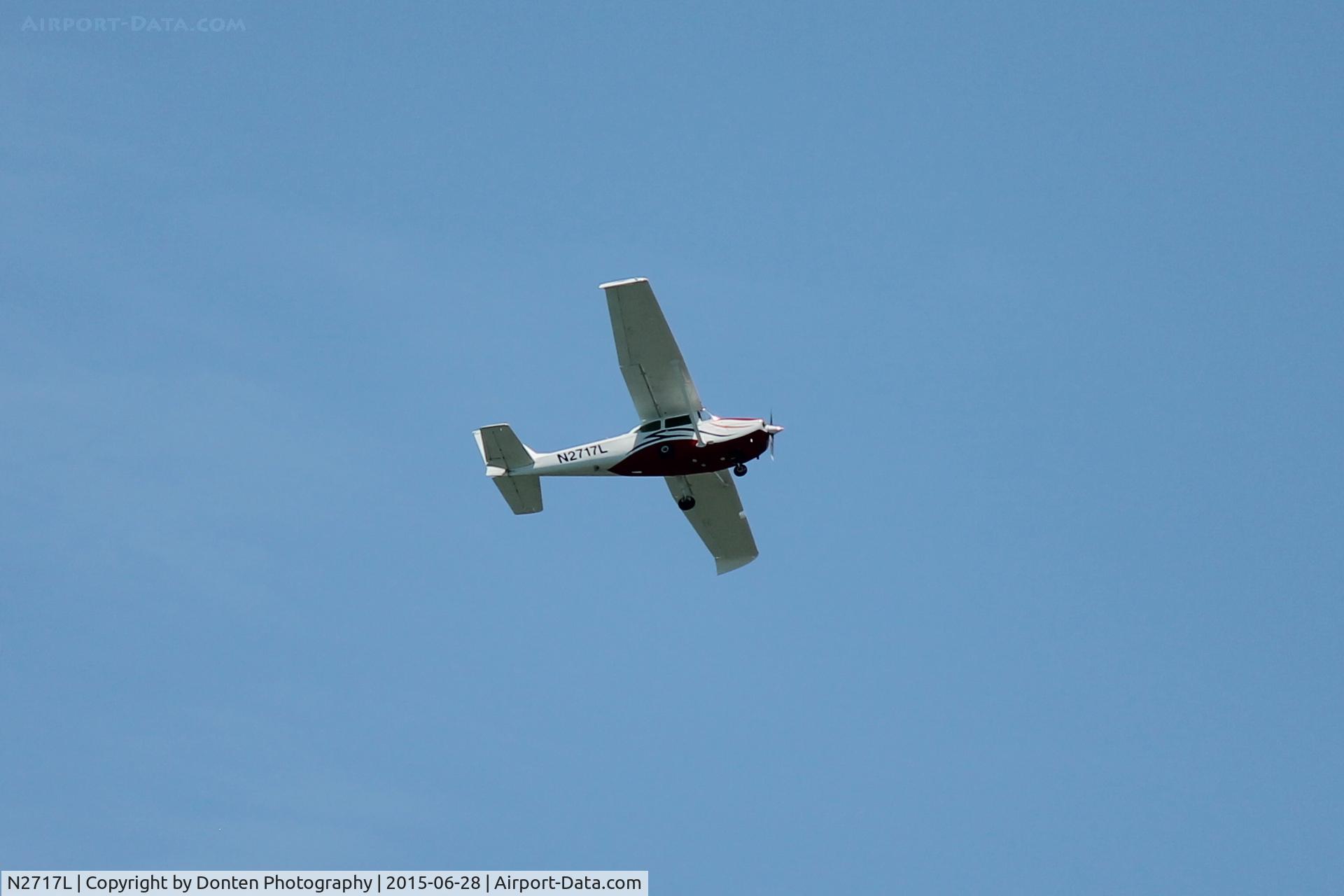 N2717L, 1967 Cessna 172H C/N 17255917, Cessna Skyhawk (N2717L) flies over South Venice Beach