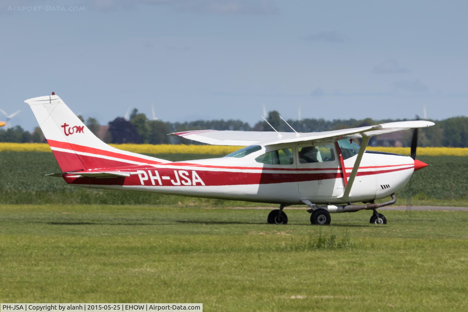 PH-JSA, 1970 Cessna 182N Skylane C/N 18260367, Taxying in at Oostwold on airshow day