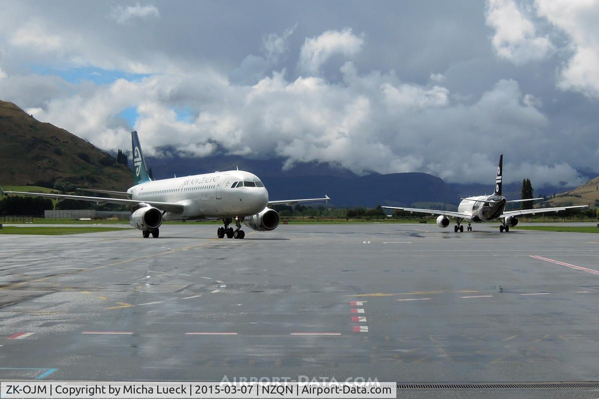 ZK-OJM, 2005 Airbus A320-232 C/N 2533, Old (ZK-OJM, left) and new (ZK-OJF, right) Air NZ colours