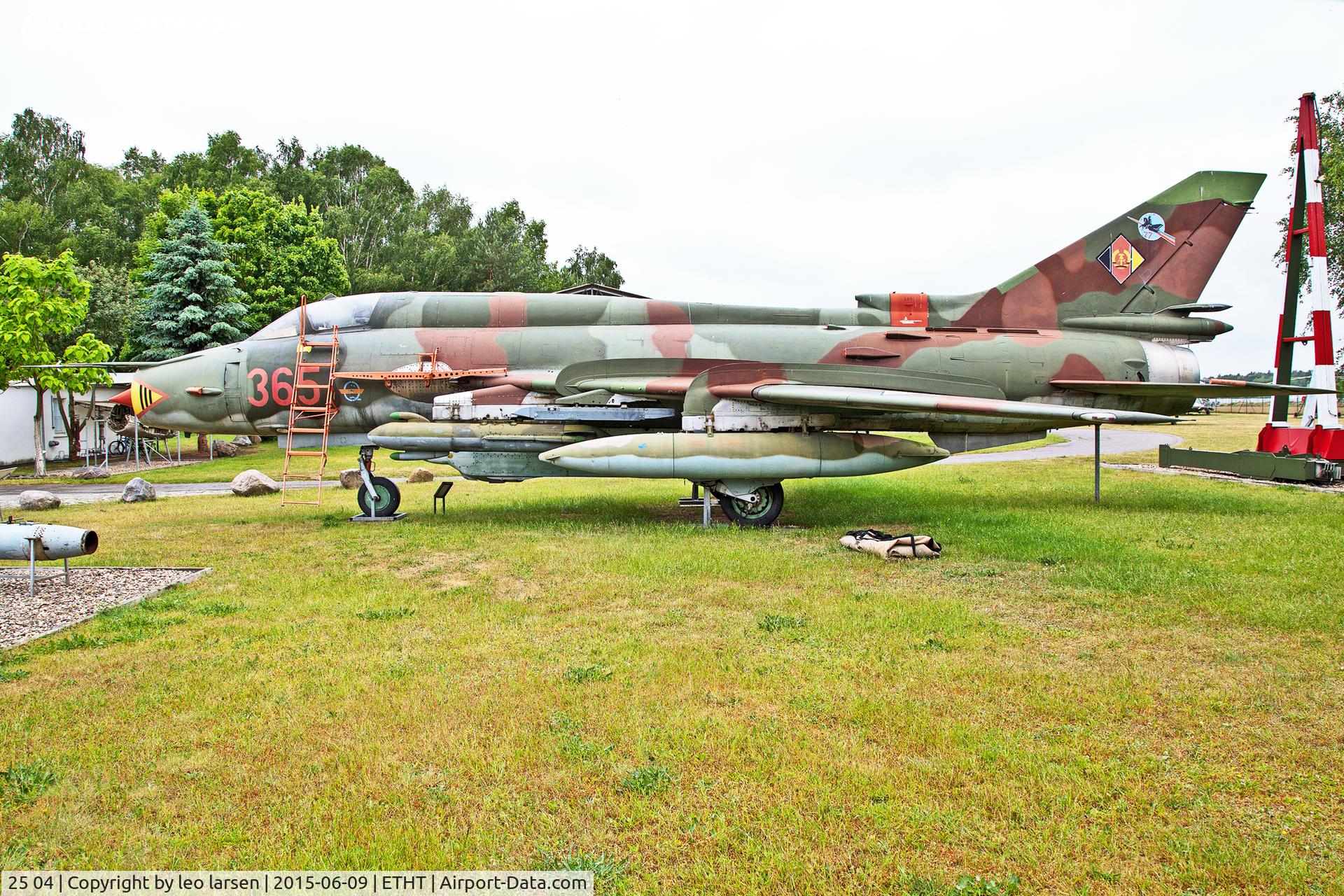 25 04, Sukhoi Su-22M-4 C/N 25511, Flugplatzmuseum Cottbus 9.6.15 as 365