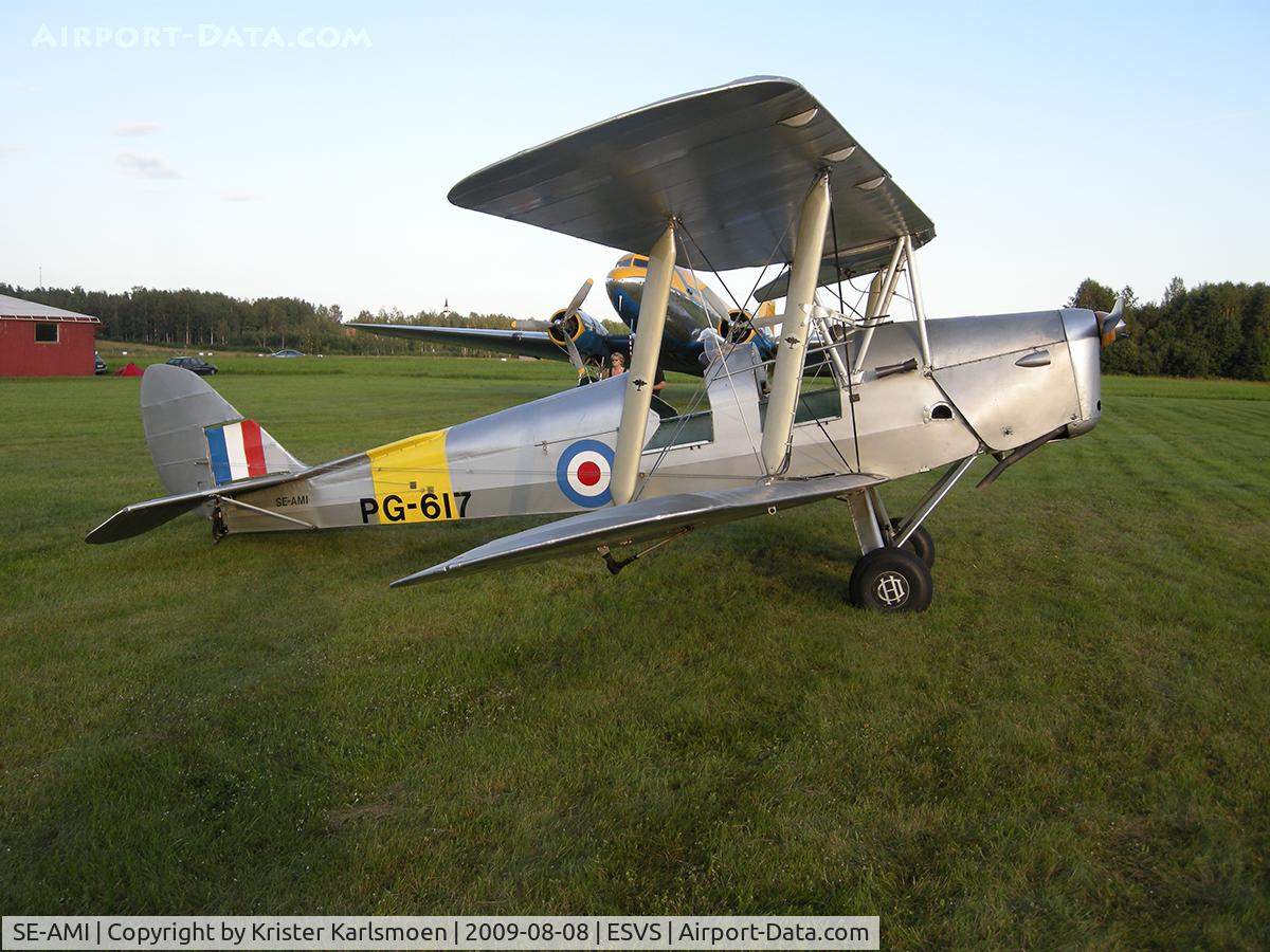 SE-AMI, 1944 De Havilland DH-82A Tiger Moth II C/N 86526, Kräftstjärtsvängen Fly In.