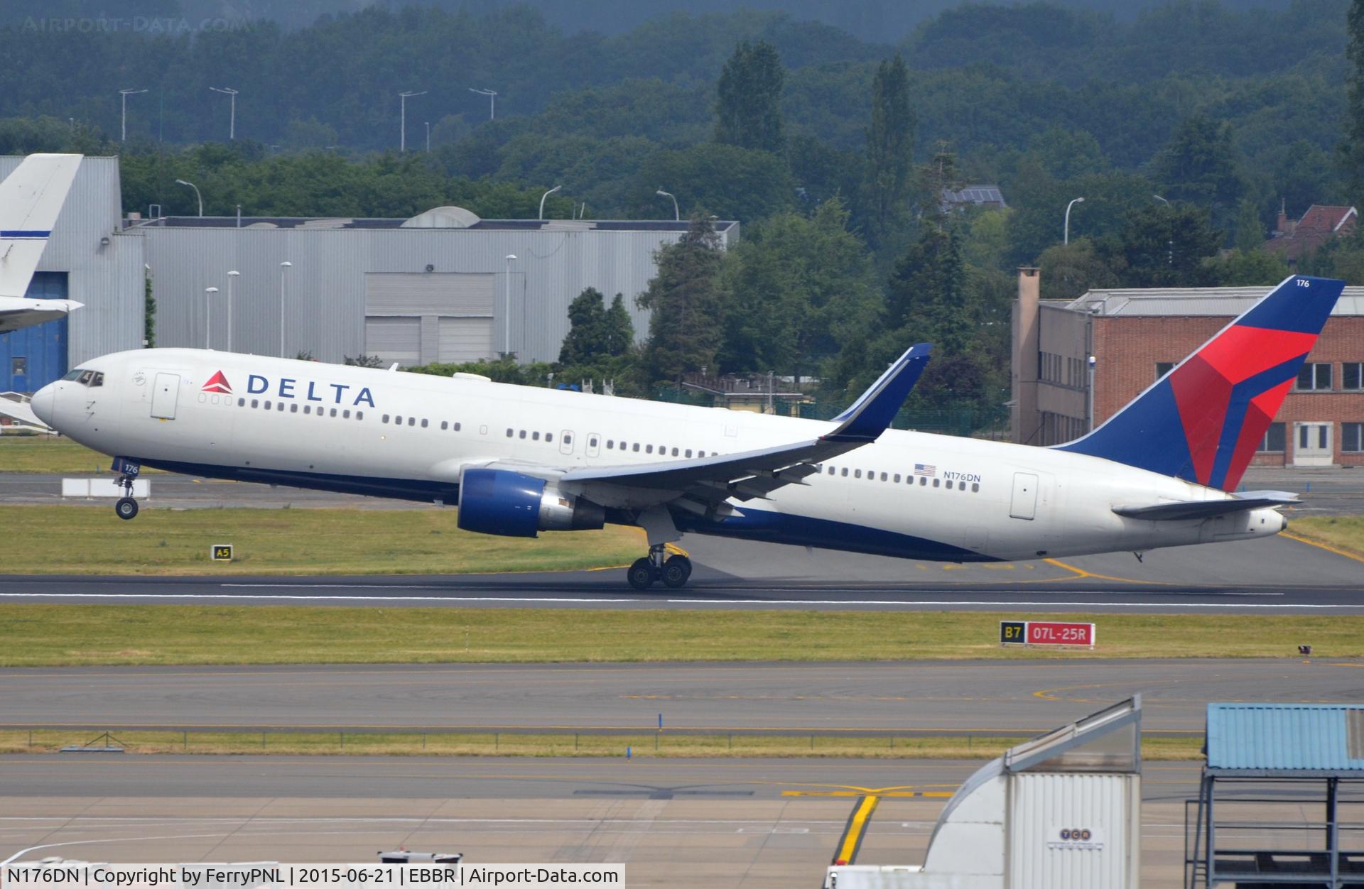 N176DN, 1990 Boeing 767-332 C/N 25061, Delta B763 rotating.
