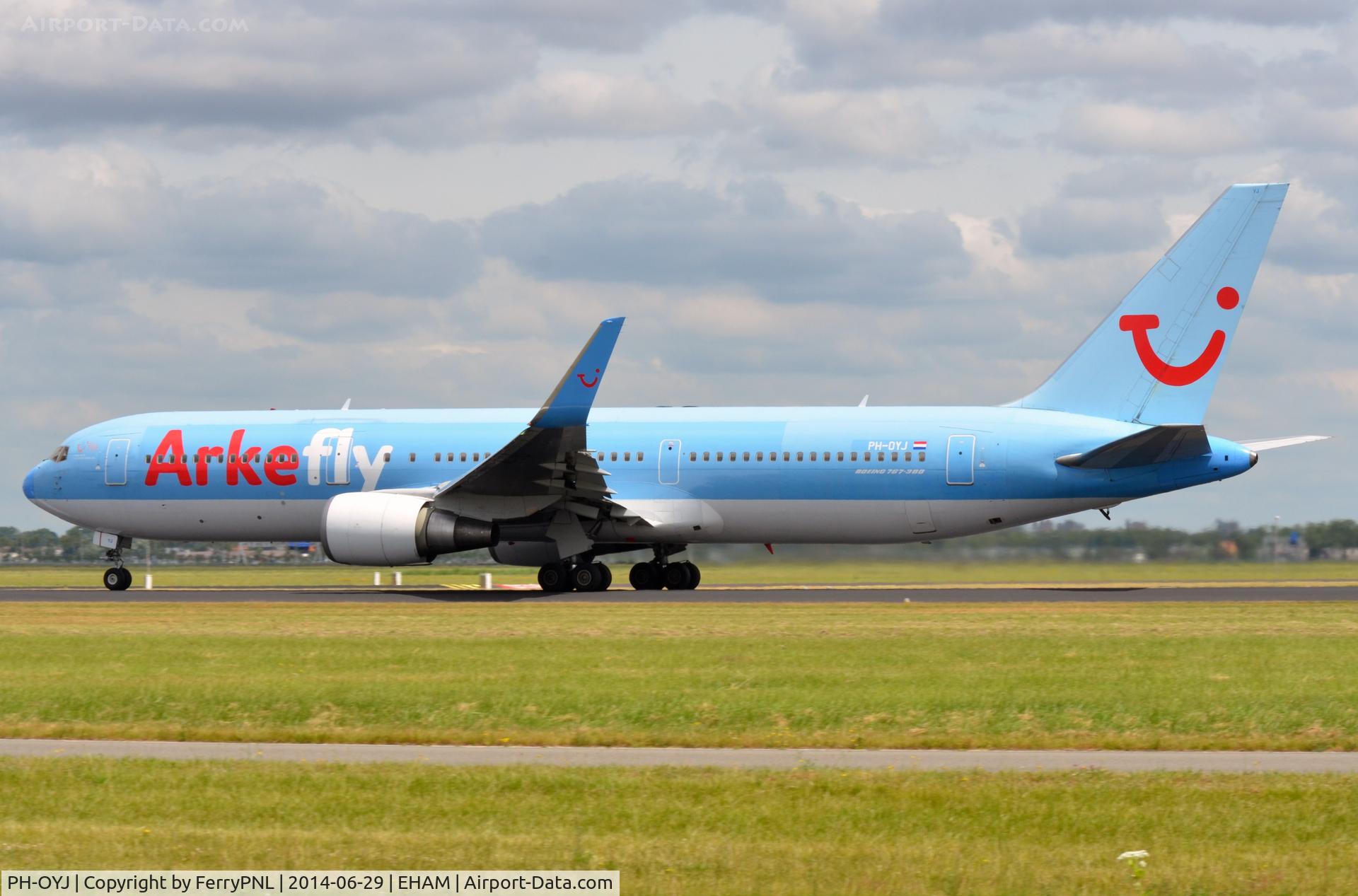 PH-OYJ, 2000 Boeing 767-304 C/N 29384, Arkefly B763 taking-off.