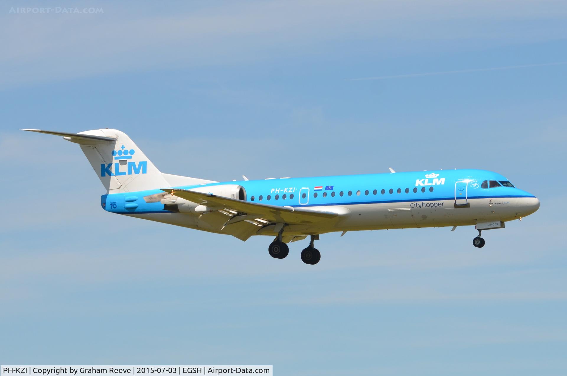PH-KZI, 1997 Fokker 70 (F-28-0070) C/N 11579, Landing at Norwich.
