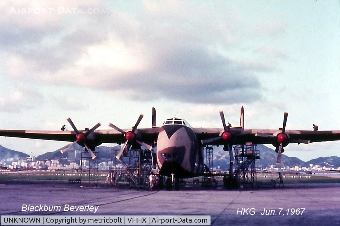 UNKNOWN, Miscellaneous Various C/N unknown, The workers give an idea of the size of this aircraft