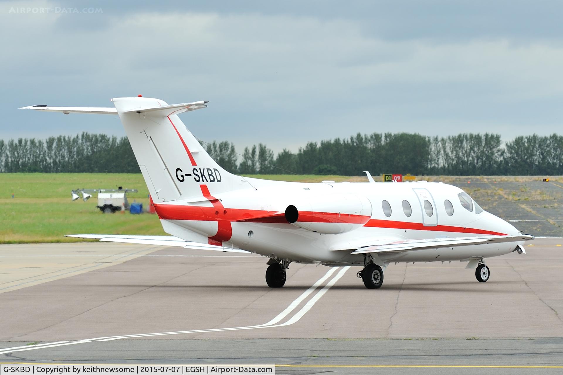 G-SKBD, 2004 Raytheon Beechjet 400A C/N RK-376, Leaving Norwich.