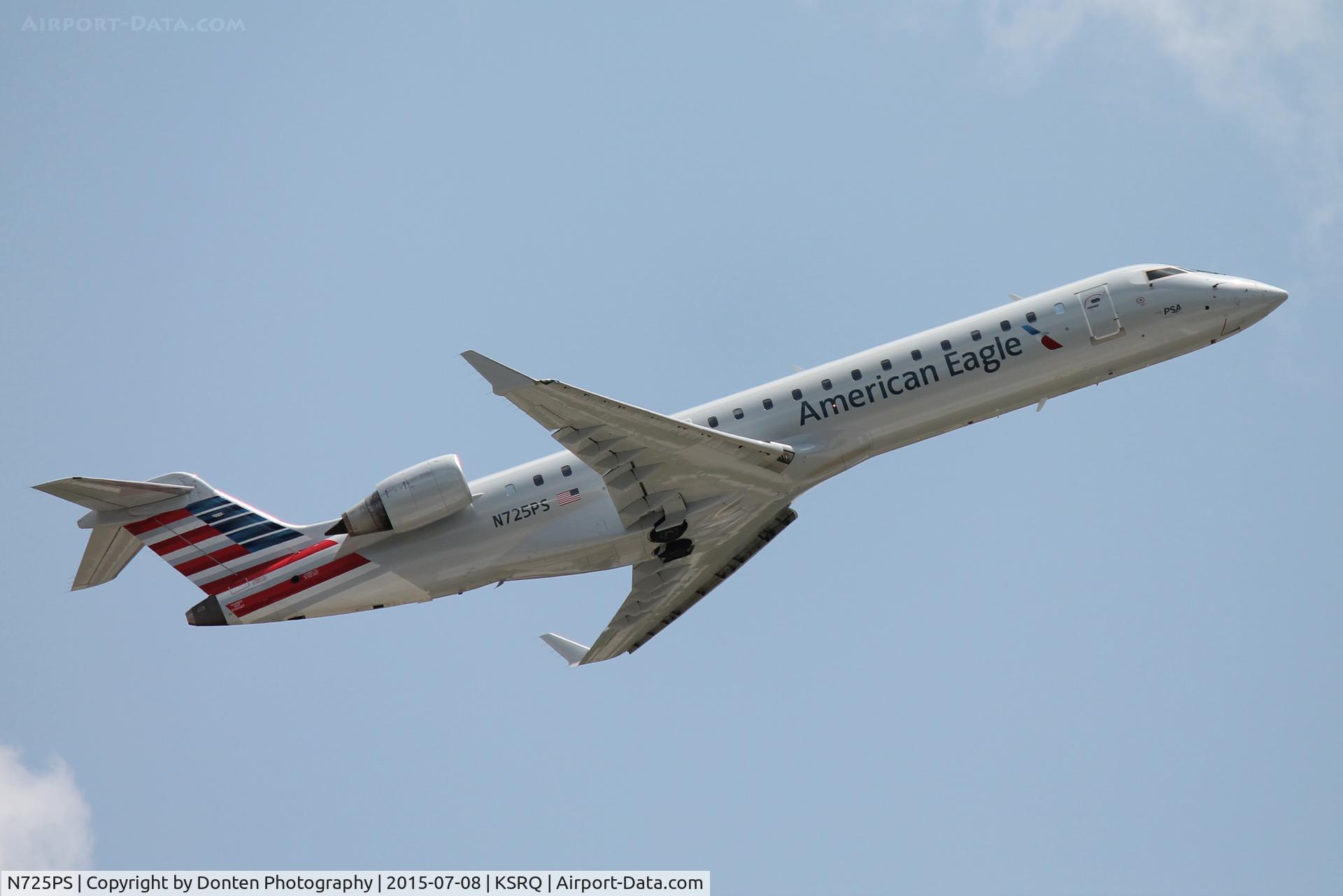 N725PS, 2005 Bombardier CRJ-701 (CL-600-2C10) Regional Jet C/N 10186, American Flight 5139 operated by PSA (N725PS) departs Sarasota-Bradenton International Airport enroute to Charlotte/Douglas International Airport