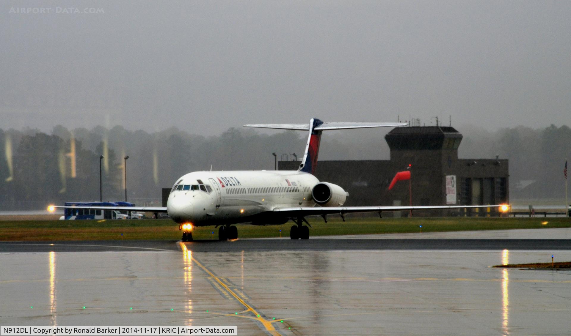 N912DL, 1987 McDonnell Douglas MD-88 C/N 49543, Taxi to gate RIC