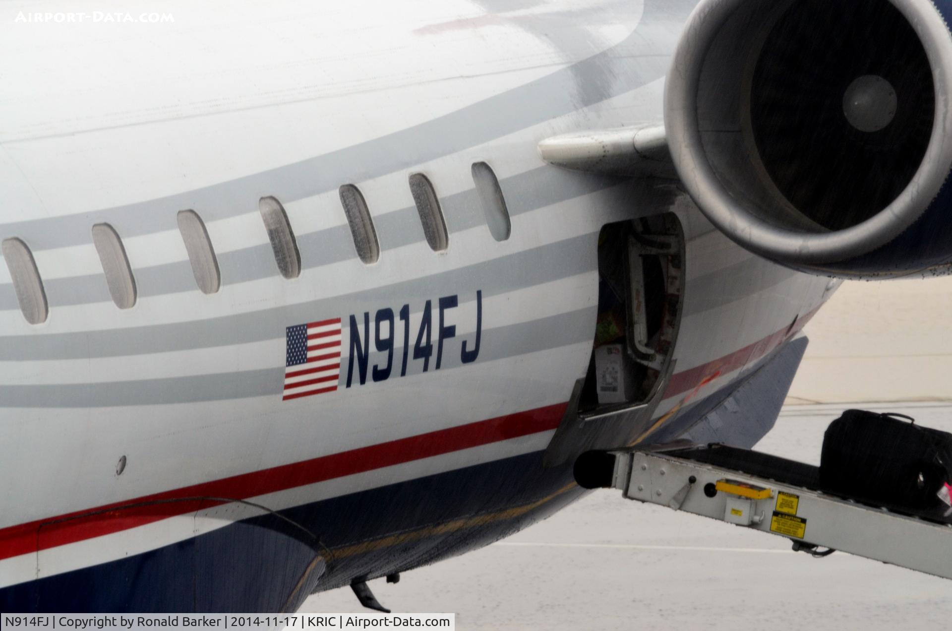 N914FJ, 2004 Bombardier CRJ-900ER (CL-600-2D24) C/N 15014, Offload baggage RIC